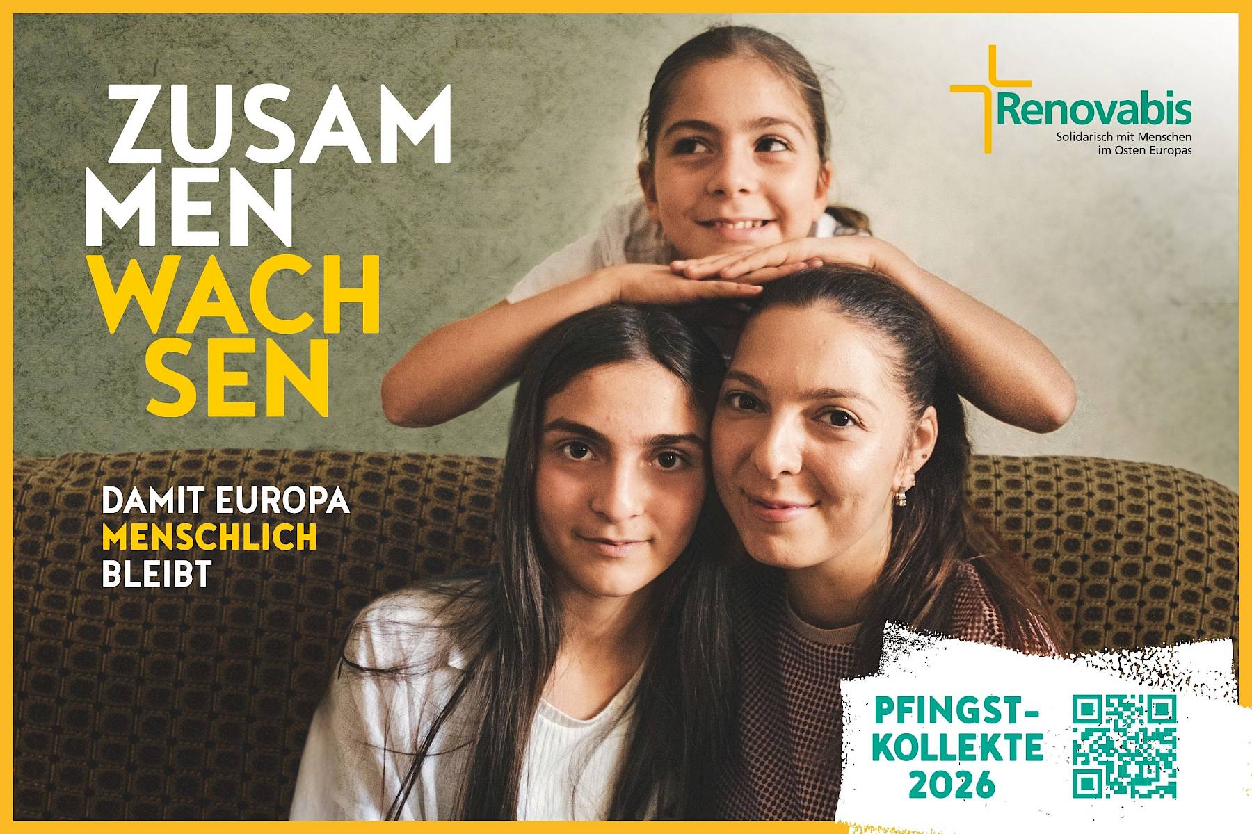 Im Vordergrund sitzen zwei junge Frauen eng beieinander auf einem gemusterten Sofa. Die linke Person hat langes, dunkles Haar und blickt ruhig direkt in die Kamera. Die rechte Person lächelt sanft und trägt kleine Ohrringe. Hinter den beiden steht ein jüngeres Mädchen, das seine Arme entspannt auf die Köpfe der beiden Vorderen stützt und mit einem hoffnungsvollen Lächeln leicht nach oben zur Seite blickt.